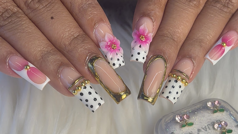 Deluxe Nails