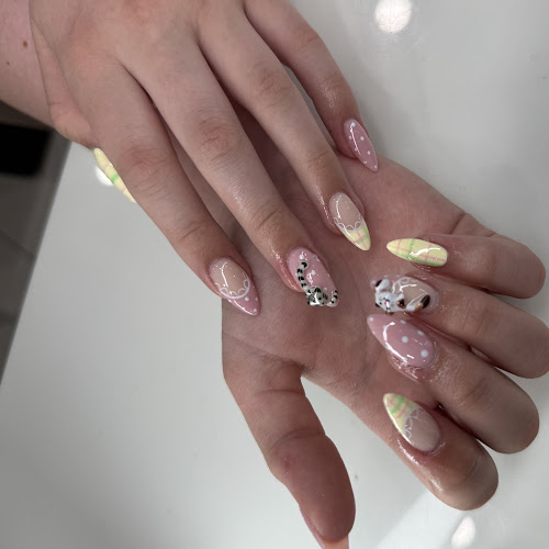 E'vie Nails & Beauty