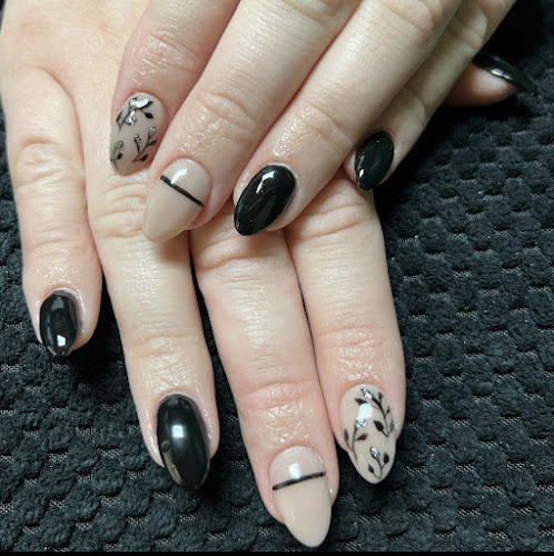Fossil Nails, nail salon in Wiarton, Ontario