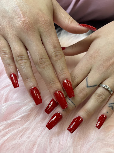 GLITTER NAILS & SPA