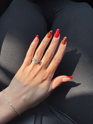 Glossy Nail Bar & Co.