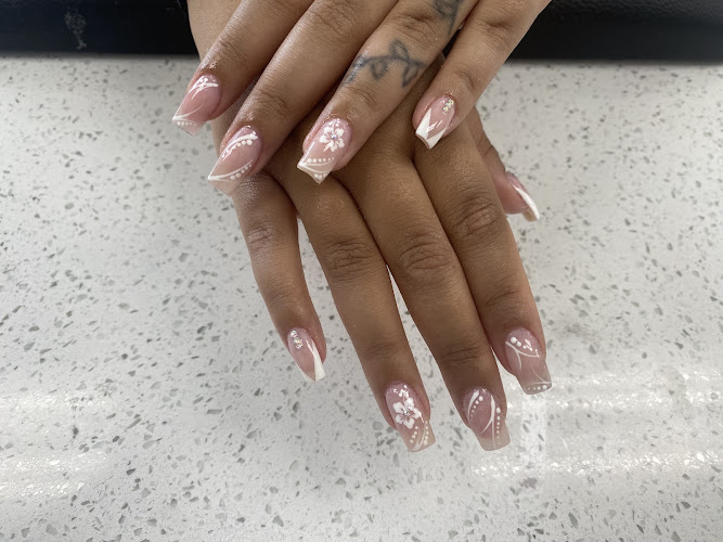 Glossy Nails and Spa