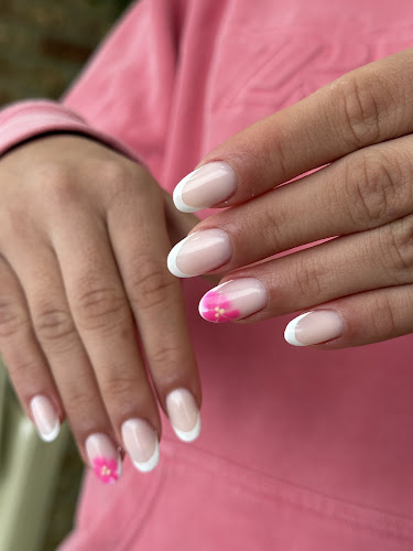 Gossips Beauty & Nail Salon - Oakville