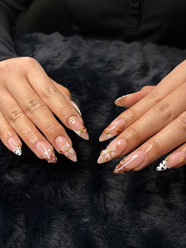 H Happy Nails