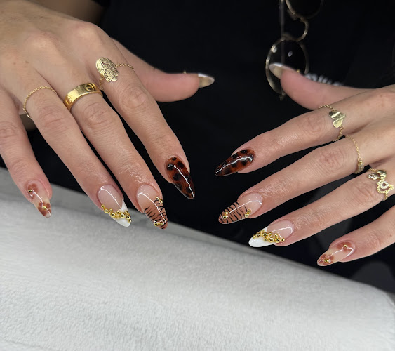 Hisol Nails