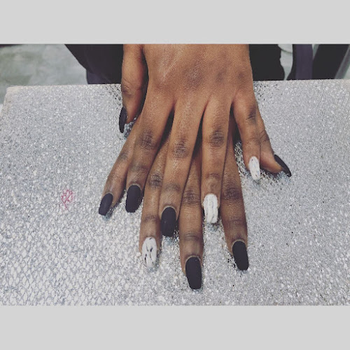 Lala's Nail Bar & Spa
