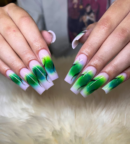 Lavie De Luxe Nails
