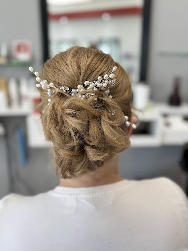 Magic men’s and women’s hairstyling salon