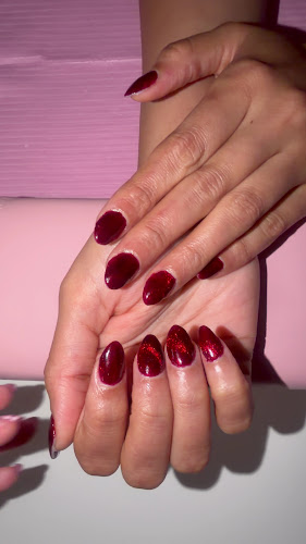 Nails_byn