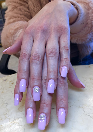 Oakville Nice One Nails