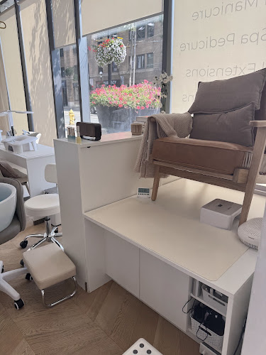 On & Off Nail Beauty Studio