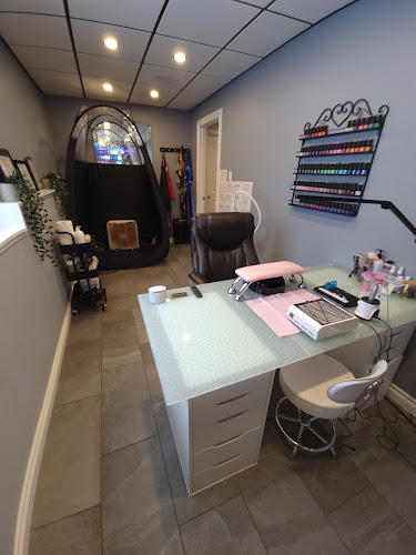 Polished & Bronzed, nail salon in Kenora, Ontario