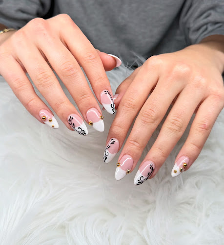 Punny nails studio