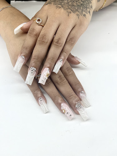 Ryna's Nails Bovaird