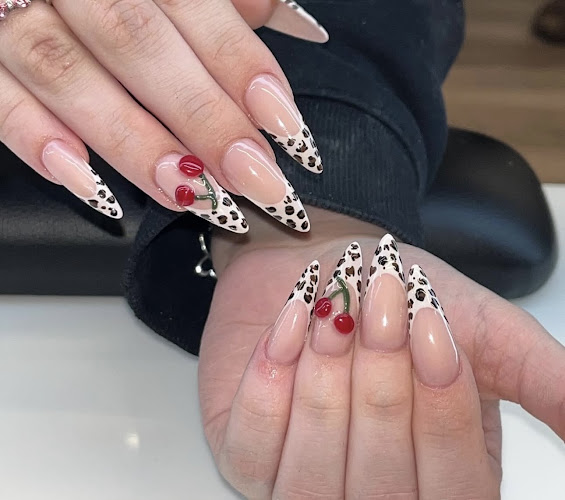UNIVERSAL NAILS & SPA