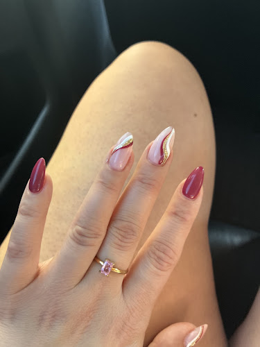 V Nails & Beauty