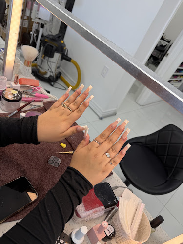 Vibe Nails Spa (2950 Bank St)