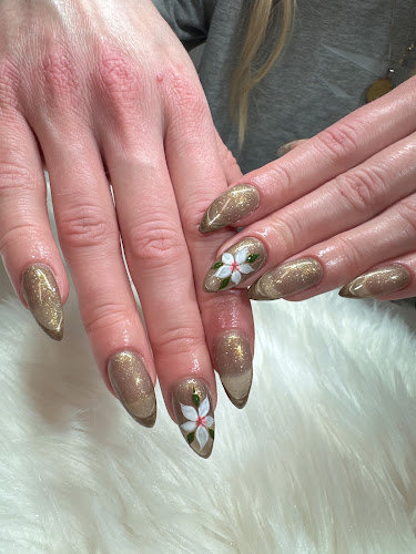 Vivian Nails