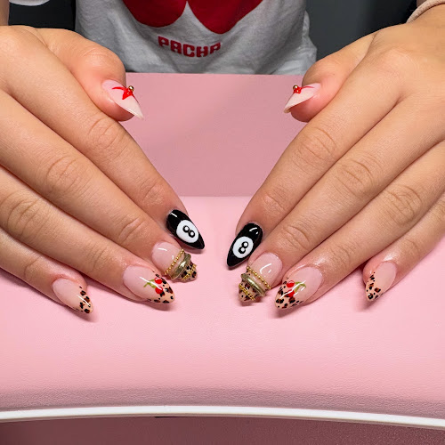 Bumble Bea Nails