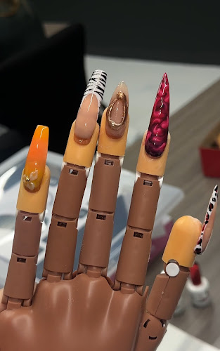 Co-luxury lashes & nails