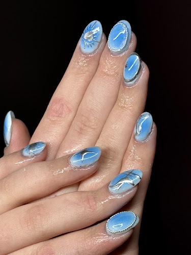 Holly’s Dollhouse | West Island nail tech