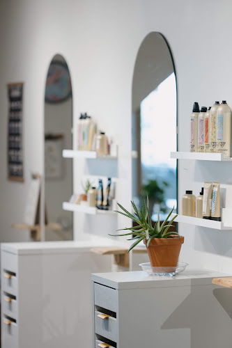 La Cour Arrière Maison de Coiffure
