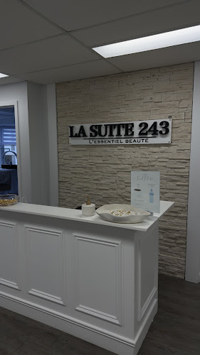 LA SUITE 243