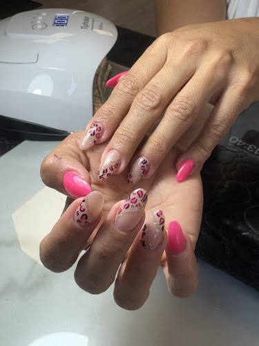 Manicure & pedicure & pose des cil & tatouage
