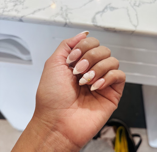 Ongles Lyne Spa- Faubourg Boisbriand, salon d’ongles à Boisbriand, au Québec