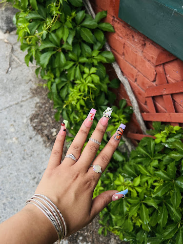 Riri’s NAILS ONGLES