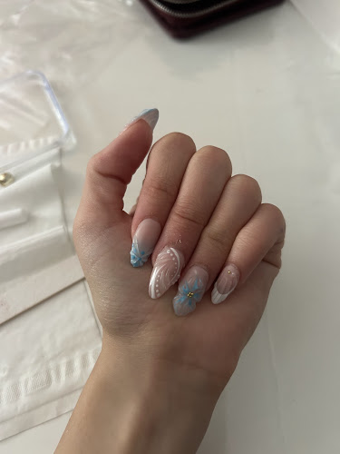 Vikky Ongles