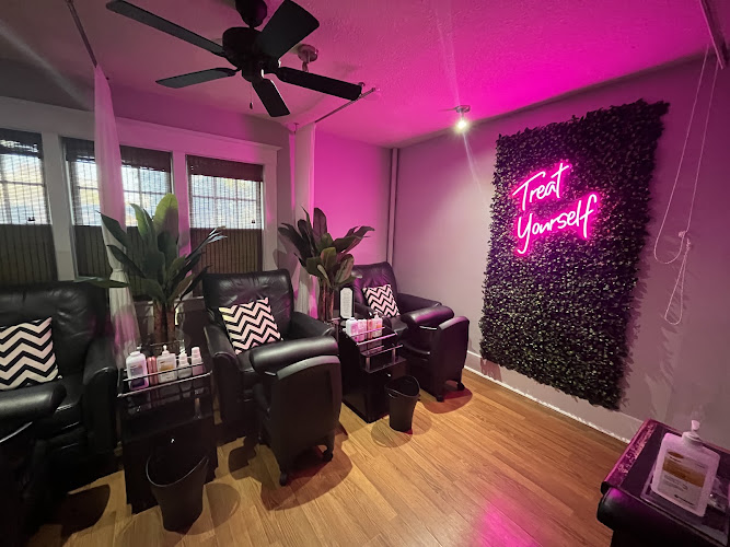 En Vogue Day Spa & Gift Studio