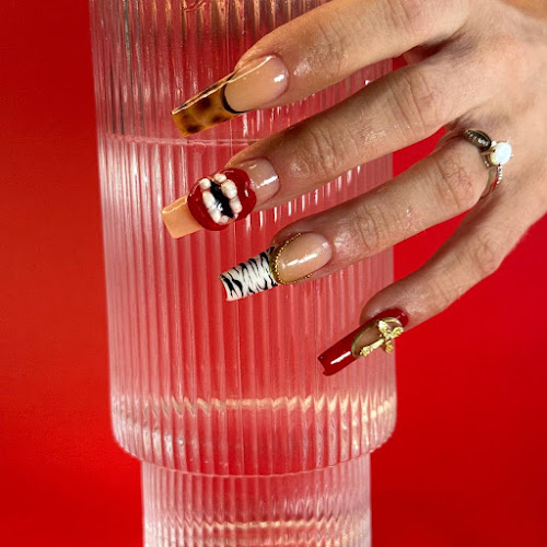 Red Aura Nails (manicure & pedicure studio)